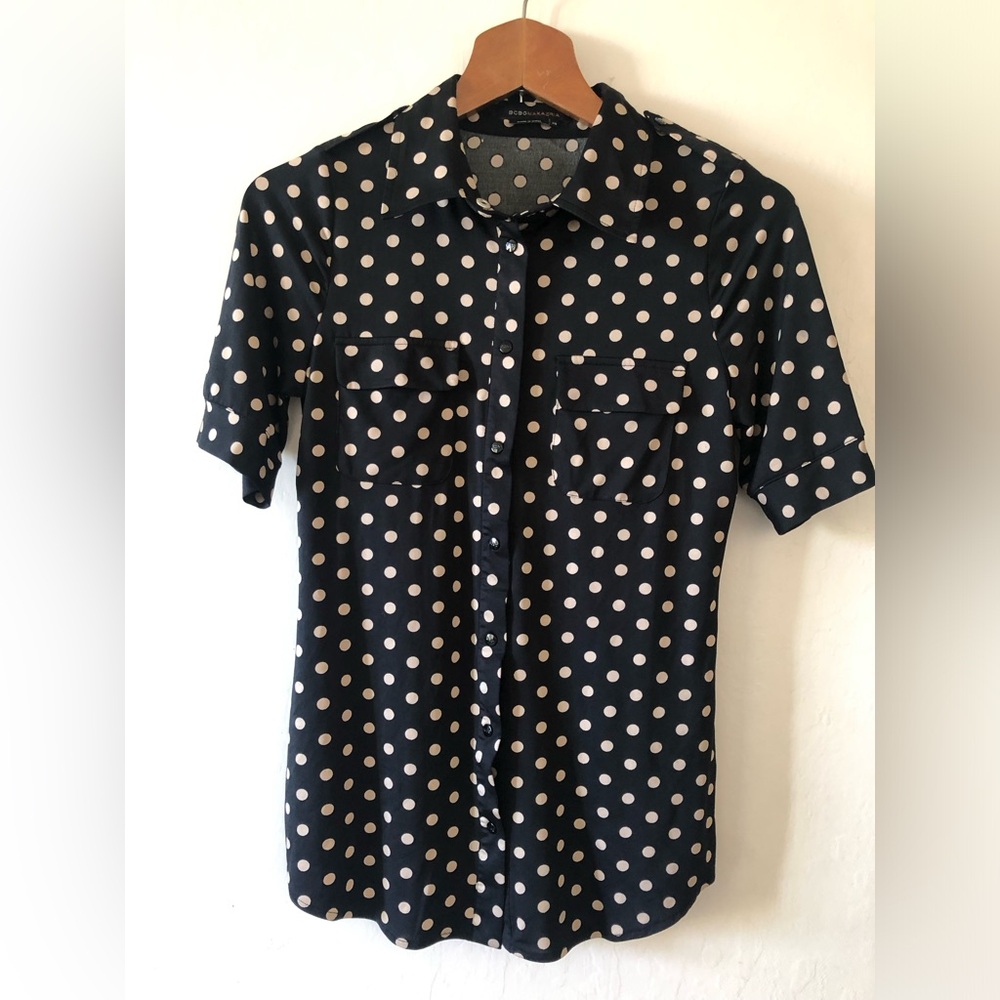BCBGMAXAZRIA shirt. Polka dot. Size XS. Short sleeve blouse